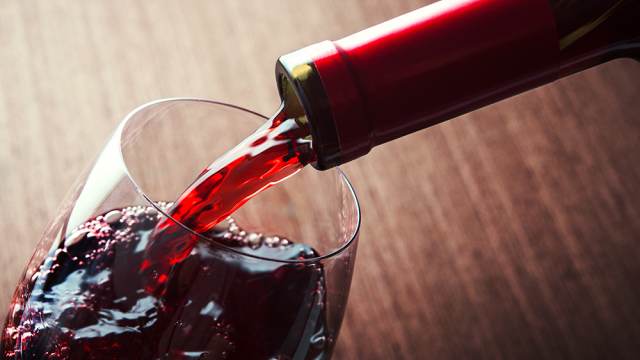 Ученые узнали, какой алкогольный напиток может уберечь от рака