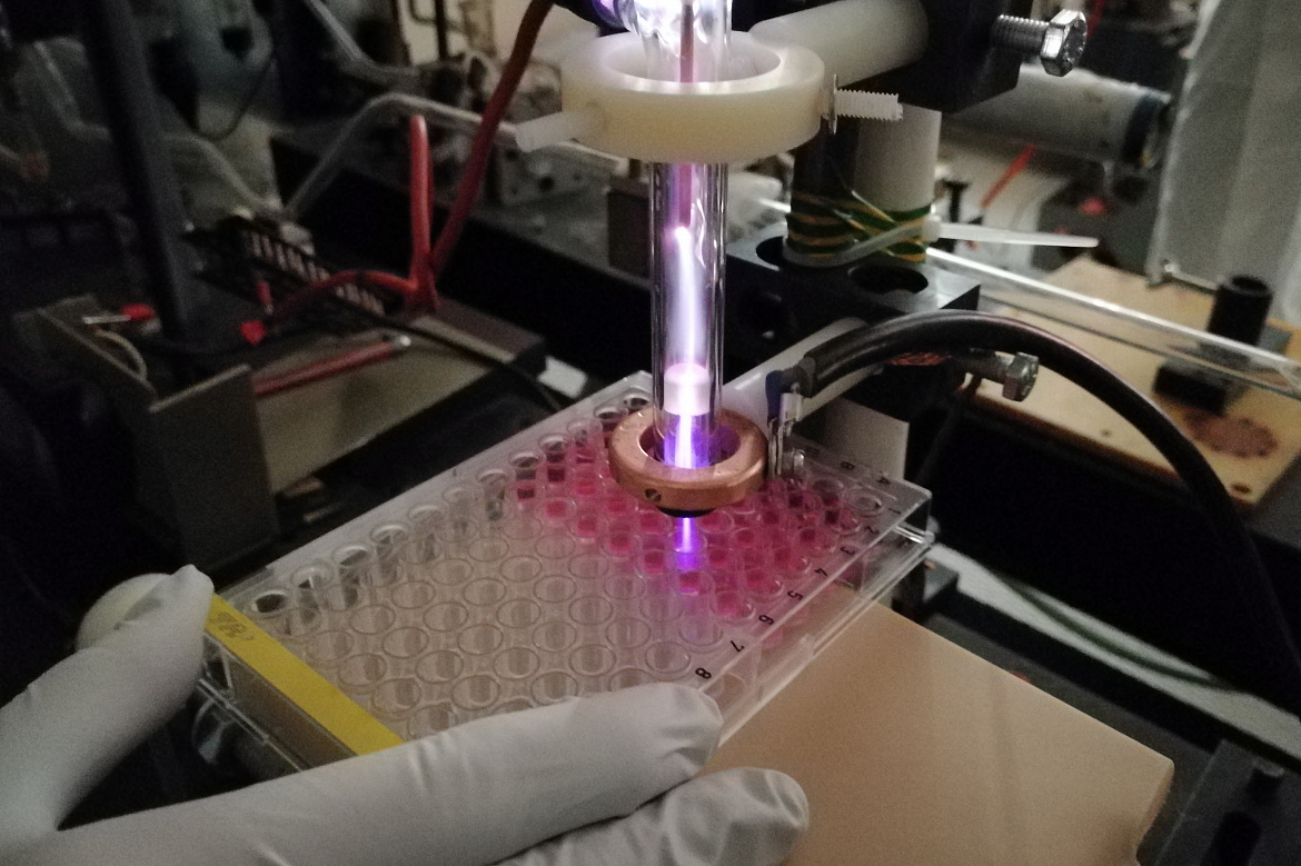 Ученые НГТУ создали плазменную пушку для борьбы с раковыми клетками