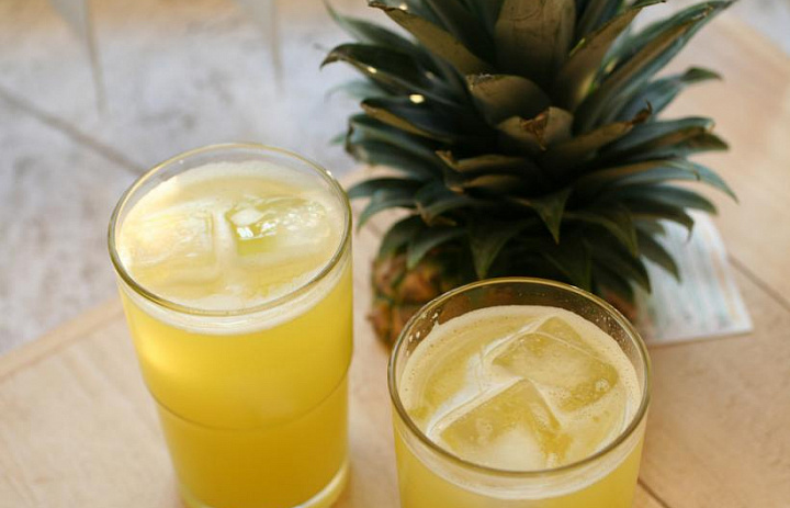 Медики назвали ТОП-10 полезных свойств ананасового сока