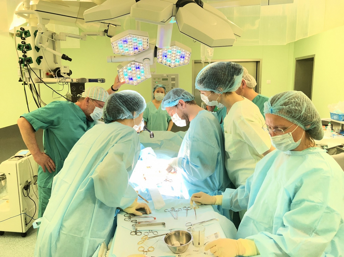 Петербургские хирурги удалили шестикилограммовую опухоль из груди 70-летней пациентки