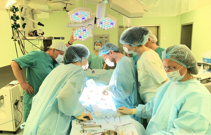 Петербургские хирурги удалили шестикилограммовую опухоль из груди 70-летней пациентки